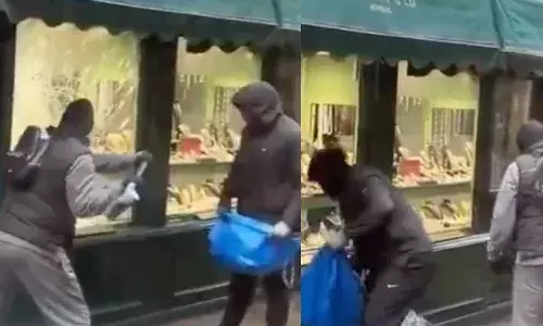 മാസ്ക് ധരിച്ചെത്തിയ സംഘം പട്ടാപ്പകൽ ചുറ്റിക കൊണ്ട് ജ്വല്ലറിയുടെ ചില്ല് തല്ലിപ്പൊട്ടിച്ചു; ആളുകൾ നോക്കിനിൽക്കെ സ്വർണ്ണവുമായി മോഷ്ടാക്കൾ മുങ്ങി; ഞെട്ടിക്കുന്ന ദൃശ്യങ്ങൾ പുറത്ത്