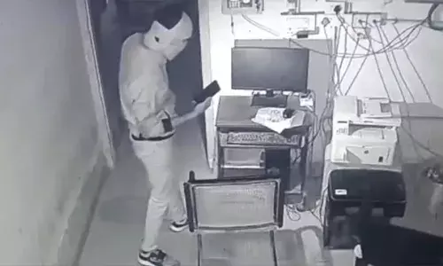 ജനറേറ്റർ മുറിയുടെ വെന്റിലേറ്റർ പൊളിച്ച് അകത്തുകയറി വിലകൂടിയ വിദേശമദ്യം കവർന്നു; സിസിടിവിയിൽ പതിഞ്ഞ് കള്ളന്റെ ഷോ; പനമരത്തെ ബെവ്‌കോ ഷോപ്പിലേത് ഹാട്രിക് മോഷണം