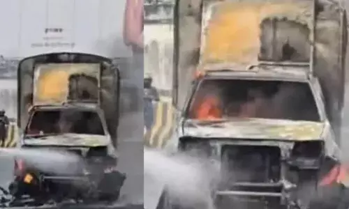 ബൈക്ക് പിക്കപ്പിനടിയിലേക്ക് ഇടിച്ചുകയറി തീപ്പിടിച്ചു; ഇരുവാഹനങ്ങളും കത്തിനശിച്ചു