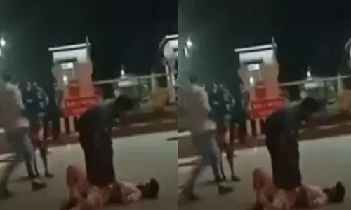 തമ്മിൽ കണ്ടപാടെ അടി തുടങ്ങി; ഒരൊറ്റ ഇടിയിൽ ബോധം പോയി; കോട്ടയത്തെ മുൾമുനയിൽ നിർത്തി ആംബുലൻസ് ഡ്രൈവർമാരുടെ വിളയാട്ടം; കൂടെ കലി തുള്ളി ബൈക്ക് യാത്രികരും