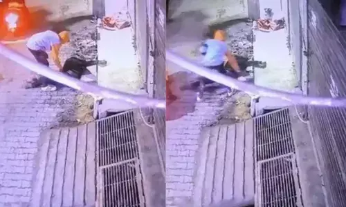 ഒരു കെട്ടിടത്തിന്റെ മുകളിൽ നിന്ന് തെറിച്ചുവീണ ഒരാൾ; വേദന കൊണ്ട് പുളഞ്ഞ് ജീവൻ; പെട്ടെന്ന് അതുവഴി നടന്നുപോയവർ ചെയ്തത് കണ്ണില്ല ക്രൂരത; സഹായം കിട്ടാതെ യുവാവിന് ദാരുണാന്ത്യം