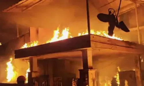 തീആളിക്കത്തുന്നത് കണ്ട് ജോലിക്കാർ ജീവനും കൊണ്ട് പുറത്തിറങ്ങിയോടി; കളമശ്ശേരിയിൽ സോഫ നിർമ്മാണ യൂണിറ്റിന് തീപിടിച്ചു; രക്ഷപ്പെട്ടത് ഭാഗ്യം കൊണ്ട് മാത്രം