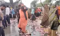 പുറത്തിറങ്ങിയാൽ മദ്യപാനികളുടെ ശല്യം; പരാതിപ്പെട്ടിട്ടും മൈൻഡ് ചെയ്തില്ല; മദ്യഷാപ്പുകൾ തല്ലിത്തകർത്ത് സ്ത്രീകൾ; ലക്ഷങ്ങളുടെ മദ്യക്കുപ്പികൾ റോഡിലെറിഞ്ഞുടച്ചു; വീഡിയോ വൈറൽ