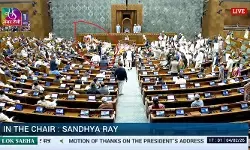 പ്രധാനമന്ത്രിയുടെ കസേര വളഞ്ഞ് വനിതാ എംപിമാര്‍; ശരിയായത് ചെയ്യൂ എന്ന് ബാനര്‍; മോദിയുടെ നന്ദിപ്രമേയ മറുപടി മുടങ്ങി; പ്രധാനമന്ത്രിയെ ശാരീരികമായി ആക്രമിക്കാന്‍ ശ്രമിച്ചെന്ന് ബിജെപി; എട്ട് എംപിമാരുടെ സസ്‌പെന്‍ഷനില്‍ പ്രക്ഷുബ്ധമായി ലോക്‌സഭ; അരങ്ങേറിയത് അസാധാരണമായ പ്രതിഷേധ നാടകങ്ങള്‍