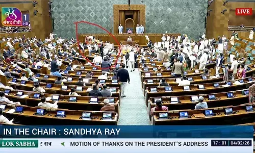 പ്രധാനമന്ത്രിയുടെ കസേര വളഞ്ഞ് വനിതാ എംപിമാര്‍; ശരിയായത് ചെയ്യൂ എന്ന് ബാനര്‍; മോദിയുടെ നന്ദിപ്രമേയ മറുപടി മുടങ്ങി; പ്രധാനമന്ത്രിയെ ശാരീരികമായി ആക്രമിക്കാന്‍ ശ്രമിച്ചെന്ന് ബിജെപി; എട്ട് എംപിമാരുടെ സസ്‌പെന്‍ഷനില്‍ പ്രക്ഷുബ്ധമായി ലോക്‌സഭ; അരങ്ങേറിയത് അസാധാരണമായ പ്രതിഷേധ നാടകങ്ങള്‍