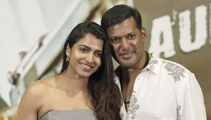 ആ സ്വപ്നം തടയാൻ ആർക്കും കഴിയില്ല, അഞ്ച് വർഷമായി അതിനായാണ് വിശാൽ ജീവിക്കുന്നത്; വിവാഹം വൈകുന്നതിന് പിന്നിലെ രഹസ്യം വെളിപ്പെടുത്തി സായ് ധൻസിക ആ സ്വപ്നം തടയാൻ ആർക്കും കഴിയില്ല, അഞ്ച് വർഷമായി അതിനായാണ് വിശാൽ ജീവിക്കുന്നത്; വിവാഹം വൈകുന്നതിന് പിന്നിലെ രഹസ്യം വെളിപ്പെടുത്തി സായ് ധൻസിക