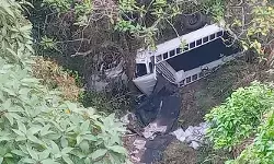 പത്രവണ്ടി കൊക്കയിലേക്ക് മറിഞ്ഞ് അപകടം; ഡ്രൈവര്‍ പരിക്കുകളോടെ രക്ഷപ്പെട്ടു