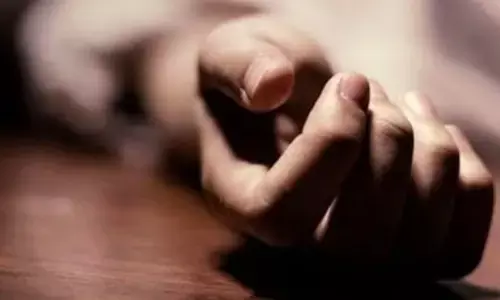 പറശിനിക്കടവിലെ ലോഡ്ജില്‍ സ്ത്രീയെ മരിച്ച നിലയില്‍ കണ്ടെത്തി; ഒപ്പമുണ്ടായിരുന്നയാളെ കാണാനില്ല: കൊലപാതകമെന്ന് സംശയം