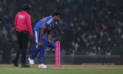 സന്നാഹ മത്സരത്തിൽ ഓരോവർ പൂർത്തിയാക്കിയതിന് പിന്നാലെ കളം വിട്ട് സ്റ്റാർ പേസർ; ടി20 ലോകകപ്പിന് അടുത്തിരിക്കെ ഇന്ത്യക്ക് ആശങ്ക; ഹർഷിത് റാണയ്ക്ക് പരിക്ക്