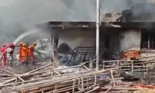 പ്രദേശത്തെ നടുക്കി തീയും പുകയും; ശ്രീ ഗോകുലം മൂവീസിന്റെ സ്റ്റുഡിയോ ഗോഡൗണിൽ വൻ തീപിടിത്തം; ലക്ഷങ്ങളുടെ നാശനഷ്ടം; ഷോർട്ട് സർക്യൂട്ടെന്ന് നിഗമനം