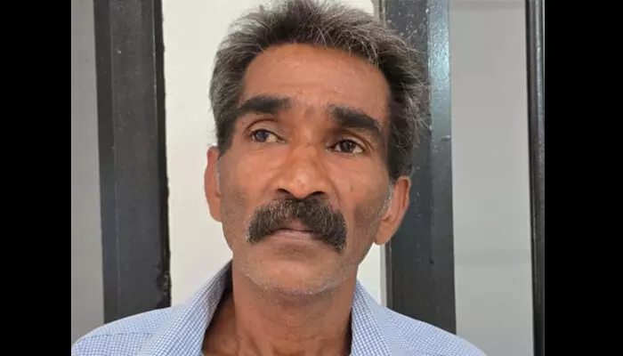 മദ്യപിക്കാന് വെളളം ചോദിച്ചിട്ട് കൊടുക്കാത്തതില് കലി; മധ്യവയസ്കന്റെ തലയ്ക്ക് വെട്ടി പരിക്കല്പിച്ചയാള് പെരുനാട് പോലീസിന്റെ പിടിയില് മദ്യപിക്കാന് വെളളം ചോദിച്ചിട്ട് കൊടുക്കാത്തതില് കലി; മധ്യവയസ്കന്റെ തലയ്ക്ക് വെട്ടി പരിക്കല്പിച്ചയാള് പെരുനാട് പോലീസിന്റെ പിടിയില്