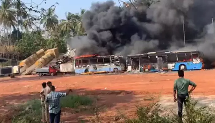 ഒഴിഞ്ഞ ഒരു പ്രദേശത്ത് നിർത്തിയിട്ടിരുന്ന ബസുകൾ; കണ്ണ് ഒന്ന് തെറ്റിയതും തീഗോളമാകുന്ന കാഴ്ച; കരിപ്പൂർ എയർപോർട്ട് റോഡിൽ തീപ്പിടുത്തം; ഒഴിവായത് വൻ ദുരന്തം ഒഴിഞ്ഞ ഒരു പ്രദേശത്ത് നിർത്തിയിട്ടിരുന്ന ബസുകൾ; കണ്ണ് ഒന്ന് തെറ്റിയതും തീഗോളമാകുന്ന കാഴ്ച; കരിപ്പൂർ എയർപോർട്ട് റോഡിൽ തീപ്പിടുത്തം; ഒഴിവായത് വൻ ദുരന്തം