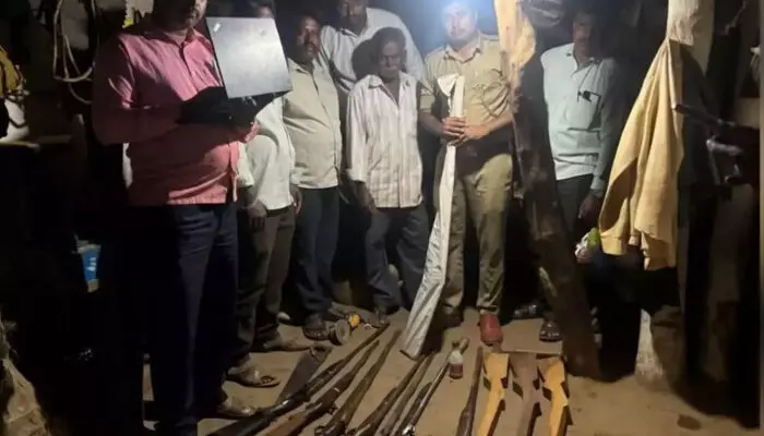 ശിക്കാരിപുരയില് തോക്ക് നിര്മാണ കേന്ദ്രം കണ്ടെത്തി; ഏഴ് ഒറ്റക്കുഴല് തോക്കുകള് പിടികൂടി; ഒരാള് അറസ്റ്റില് ശിക്കാരിപുരയില് തോക്ക് നിര്മാണ കേന്ദ്രം കണ്ടെത്തി; ഏഴ് ഒറ്റക്കുഴല് തോക്കുകള് പിടികൂടി; ഒരാള് അറസ്റ്റില്