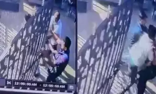 ഹലോ..അവിടെ നിന്ന് മാറി ഇരിക്കണം; പറ്റില്ലെന്ന് പറഞ്ഞതോടെ പ്രകോപനം; ഒരൊറ്റ ഇടിയിൽ എല്ലാം കലങ്ങി തെളിഞ്ഞു; ആശുപത്രി ജീവനക്കാരനെ ആക്രമിച്ച രണ്ട് പേർ പിടിയിൽ