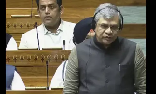 സില്‍വര്‍ ലൈനിന് കേന്ദ്രത്തിന്റെ ചുവപ്പ് കൊടി; 14% ഭൂമി കൊണ്ട് എന്ത് കാട്ടാനാണ്? സംസ്ഥാനത്തിന്റെ നിസ്സഹകരണം രാജ്യസഭയില്‍ എണ്ണിപ്പറഞ്ഞ് കേന്ദ്രം; ശബരിപാതയിലും കേരളത്തിന് വിമര്‍ശനം; സംസ്ഥാനത്തിന് താത്പര്യമുണ്ടെങ്കില്‍ ഇ ശ്രീധരന്റെ അതിവേഗ റെയില്‍വെ ആവാം; നിലപാട് വ്യക്തമാക്കി റെയില്‍വെ മന്ത്രി അശ്വനി വൈഷ്ണവ്