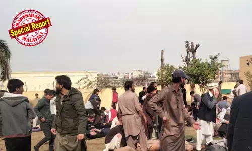 ഇസ്ലാമബാദില്‍ ഷിയാ പള്ളികവാടത്തില്‍ ചാവേര്‍ ആക്രമണം; 15 പേര്‍ കൊല്ലപ്പെട്ടു; പ്രധാന ഹാളിലേക്ക് കടക്കാന്‍ ശ്രമിച്ച ചാവേറിനെ സുരക്ഷാ കവാടത്തില്‍ ഭടന്മാര്‍ തടഞ്ഞതോടെ സ്വയം പൊട്ടിത്തെറിച്ചു; ചിതറിത്തെറിച്ച മൃതദേഹങ്ങള്‍ക്കിടയിലൂടെ രക്ഷാപ്രവര്‍ത്തനം; പാക്കിസ്ഥാന്‍ യുദ്ധക്കളമാകുന്നു!