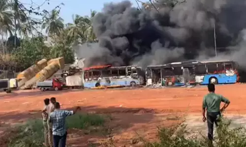 ഒഴിഞ്ഞ ഒരു പ്രദേശത്ത് നിർത്തിയിട്ടിരുന്ന ബസുകൾ; കണ്ണ് ഒന്ന് തെറ്റിയതും തീഗോളമാകുന്ന കാഴ്ച; കരിപ്പൂർ എയർപോർട്ട് റോഡിൽ തീപ്പിടുത്തം; ഒഴിവായത് വൻ ദുരന്തം