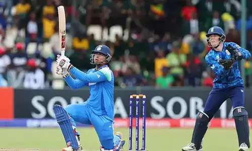 ഹരാരെയില്‍  ഇന്ത്യന്‍ സൂര്യോദയം! ഇംഗ്ലീഷ് ബൗളര്‍മാരെ പഞ്ഞിക്കിട്ട് വൈഭവ് സൂര്യവംശിയും സംഘവും;  ലോകകപ്പ് ഫൈനലില്‍ ചരിത്രത്തിലെ വലിയ റണ്‍വേട്ട; ഇന്ത്യ ഉയര്‍ത്തിയത് 412 റണ്‍സ് വിജയ ലക്ഷ്യം; ഇംഗ്ലണ്ട് റണ്‍മല കയറുമോ?  ആറാം ലോകകിരീടത്തിലേക്ക് കണ്ണുനട്ട് ഇന്ത്യന്‍ കൗമാരനിര