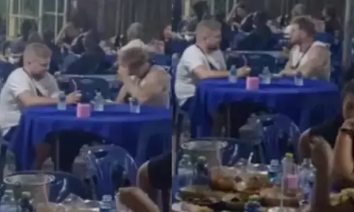 റോഡരികിൽ മേശയും കസേരകളും നിരത്തിയിട്ടിരിക്കുന്നത് കണ്ട് ഒന്നും നോക്കാതെ അങ്ങ് കയറി; ഫുഡ് ഓർഡർ ചെയ്യാൻ മെനു ചോദിച്ചതും അറിഞ്ഞത് മറ്റൊരു സത്യം; തലയിൽ കൈവച്ച് യുവാക്കൾ