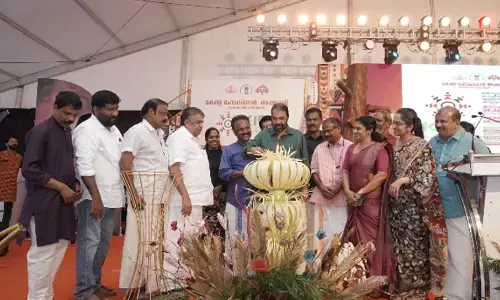 കാണികൾക്ക് ആവേശം നിറച്ച് കടത്തനാട് കളരി; കേരള ഇന്റർനാഷണൽ ഫോക് ഫെസ്റ്റിവലിന് തലസ്ഥാനത്ത് വർണ്ണാഭമായ തുടക്കം