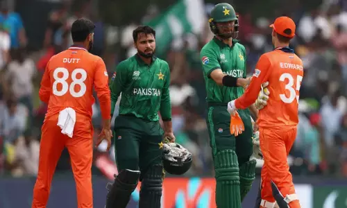 ആ ക്യാച്ച് മാക്‌സ് ഒഡൗഡ് കൈവിടാതിരുന്നെങ്കില്‍ നെതര്‍ലന്‍ഡ്സിനോട് തോറ്റ് നാണംകെട്ടേനെ! ഉദ്ഘാടന മത്സരത്തില്‍ പാക്കിസ്ഥാനെ കഷ്ടിച്ച് രക്ഷിച്ചത് ഫഹീം അഷ്‌റഫിന്റെ പോരാട്ടം;  തോല്‍വി മുന്നില്‍ക്കണ്ട മത്സരത്തില്‍ ഓറഞ്ചുപടയെ വീഴ്ത്തിയത് മൂന്ന് പന്ത് ശേഷിക്കെ മൂന്ന് വിക്കറ്റിന്