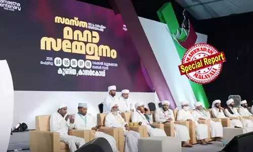 നിയമസഭ തിരഞ്ഞെടുപ്പിന് തൊട്ടുമുമ്പ് സമസ്തയുടെ രാഷ്ട്രീയ ബോംബ്! മലപ്പുറം ജില്ല വിഭജിക്കണം; ജില്ലയില്‍ 45 ലക്ഷത്തിലധികം ജനങ്ങള്‍; എറണാകുളവും ഇടുക്കിയും പാലക്കാടും പുനര്‍നിര്‍ണ്ണയിക്കണം; നൂറാം വാര്‍ഷികത്തില്‍ പ്രമേയം പാസാക്കി സമസ്ത; തമിഴ്‌നാട് മാതൃകയാക്കാന്‍ നിര്‍ദ്ദേശം; ഉമര്‍ ഫൈസി മുക്കം അവതരിപ്പിച്ച പ്രമേയം ഭരണ-പ്രതിപക്ഷ കക്ഷികളെ വെട്ടിലാക്കുമോ?