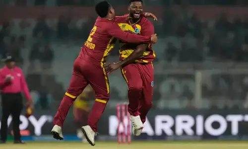 ഹെറ്റ്മെയറുടെ ബാറ്റിങ് വെടിക്കെട്ട്;  ഷെപ്പേര്‍ഡിന്റെ ഹാട്രിക് മാജിക്; മൂന്നു വിക്കറ്റുമായി ജേസണ്‍ ഹോള്‍ഡര്‍; സ്‌കോട്ട്ലന്‍ഡിനെ എറിഞ്ഞിട്ട് വെസ്റ്റ് ഇന്‍ഡീസ്; മുന്‍ ചാമ്പ്യന്മാര്‍ക്ക് ലോകകപ്പില്‍ വിജയത്തുടക്കം