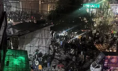 രാജസ്ഥാനിലെ കോട്ടയില്‍ മൂന്ന് നില കെട്ടിടം തകര്‍ന്ന് രണ്ടു മരണം; 15ഓളം പേര്‍ കുടുങ്ങിക്കിടക്കുന്നതായി റിപ്പോര്‍ട്ട്: പലരുടേയും നില ഗുരുതരം