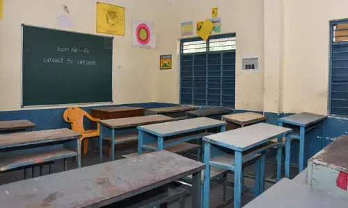 പരീക്ഷയ്ക്ക് വൈകിയെത്തിയതിന്റെ കാരണം ചോദിച്ചു; അധ്യാപികയുടെ കവിളില്‍ അടിച്ച ശേഷം തള്ളിയിട്ട് മര്‍ദിച്ച് വിദ്യാര്‍ത്ഥി: സ്‌കൂളിലേക്ക് ആളെ കൂട്ടിക്കൊണ്ടുവന്ന് അധ്യാപികയെ ഭീഷണിപ്പെടുത്തിയും 18കാരന്‍