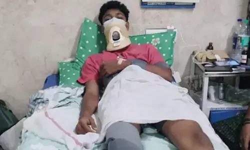 പരീക്ഷ കഴിഞ്ഞ് ഇറങ്ങിയതും പ്ലസ്ടുക്കാരനെ വളഞ്ഞ് പത്തോളം വിദ്യാർഥികൾ; ക്രൂരമർദ്ദനത്തിൽ തോളെല്ലിനും കൈയ്ക്കും പൊട്ടൽ; കഴുത്തിലും പരിക്ക്; ഒരു പ്ലസ് വൺ വിദ്യാർത്ഥിക്ക് സസ്പെൻഷൻ