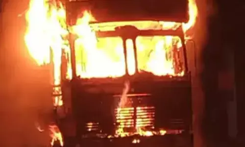 പാലക്കാട് ഓടിക്കൊണ്ടിരുന്ന ലോറിക്ക് തീപിടിച്ചു കത്തി നശിച്ചു; ഡ്രൈവര്‍ ഇറങ്ങി ഓടി: ഗതാഗതം തടസ്സപ്പെട്ടത് രണ്ടര മണിക്കൂര്‍