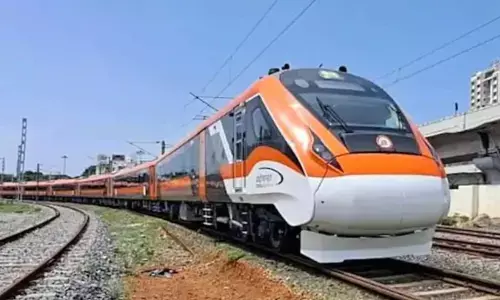 പാളം മുറിച്ചുകടക്കുന്നതിനിടെ വന്ദേഭാരത് ട്രെയിന്‍ ഇടിച്ച് 16കാരന്‍ മരിച്ചു; ആശുപത്രി അടിച്ചുതകര്‍ത്തു; ഡോക്ടര്‍മാരെ കൈയേറ്റം ചെയ്ത് ബന്ധുക്കള്‍