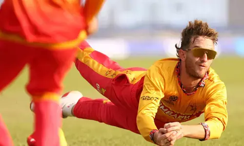 സിംബാബ്‌വെയുടെ സൂപ്പർമാൻ; ഒമാനെതിരെ വായുവിൽ പറന്ന് ക്യാച്ചെടുത്ത് 22-കാരൻ; ലോകകപ്പിൽ ബെന്നറ്റ് ഷോയിൽ അമ്പരന്ന് ക്രിക്കറ്റ് ലോകം; വൈറലായി വീഡിയോ