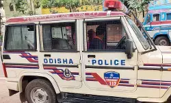 സംരക്ഷണം ആവശ്യപ്പെട്ട ശേഷം പോലീസ് സ്റ്റേഷനിൽ നിന്ന് മടങ്ങിയെത്തി; പിന്നാലെ മകനെ കുത്തിവീഴ്ത്തി പിതാവ്; ക്രൂരത സ്വത്ത് തർക്കത്തിൽ; ഒളിവിൽ പോയ പ്രതിയെ പൊക്കി പോലീസ്