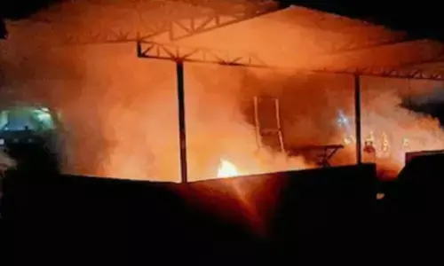 എകെജി സെന്ററിന് അടുത്ത് മുഴുവൻ പരിഭ്രാന്തി; തീആളിക്കത്തുന്നത് കണ്ട് നാട്ടുകാർ അടക്കം ഓടിയെത്തി; ഞൊടിയിടയിൽ വീടിൻ്റെ മേൽക്കൂര കത്തിച്ചാമ്പലായി; വില്ലനായത് ചെറിയൊരു തുണി കഷ്ണം