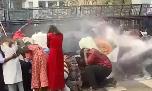 കലോത്സവ ഫണ്ട് അനുവദിച്ചില്ല; കേരള സര്‍വകലാശാലയില്‍ എസ്എഫ്‌ഐ മാര്‍ച്ചില്‍ സംഘര്‍ഷം; ജലപീരങ്കി പ്രയോഗിച്ചു;  നേതാക്കള്‍ അറസ്റ്റില്‍