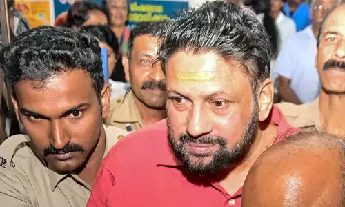 സ്വകാര്യ ധനകാര്യ സ്ഥാപനത്തില്‍ തന്ത്രി കണ്ഠര് രാജീവരിന്റെ പേരില്‍ 2.05 കോടി രൂപ; ഭാര്യയുടെ പേരില്‍ 62 ലക്ഷം; അക്കൗണ്ടിലെ കോടികള്‍ എവിടെ നിന്ന്? തന്ത്രി പൊതുസേവകനെന്നും അഴിമതി നിരോധന നിയമം ബാധകമാകുമെന്നും എസ്‌ഐടി കോടതിയില്‍