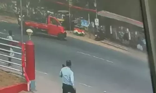 സീബ്രാ ലൈനിലൂടെ റോഡ് മുറിച്ചുകടക്കുന്നതിനിടെ ഗുഡ്സ് വാഹനം ഇടിച്ചു തെറിപ്പിച്ചു; വിദ്യാര്‍ഥിനിക്ക് ഗുരുതര പരിക്ക്