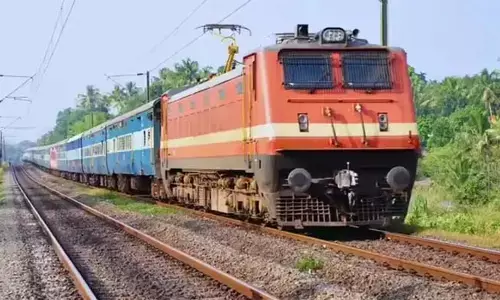 പരീക്ഷാ കേന്ദ്രത്തിലേക്ക് പോവുകയായിരുന്ന വിദ്യാര്‍ഥി ട്രെയിനില്‍ നിന്ന് വീണ് മരിച്ചു