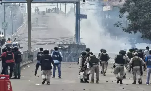 മണിപ്പൂരില്‍ സംഘര്‍ഷം വ്യാപിക്കുന്നു; വീടുകള്‍ക്കും വ്യാപാരസ്ഥാപനങ്ങള്‍ക്കും തീയിട്ടു; ഉക്രുല്‍ ജില്ലയില്‍ നിരധനാജ്ഞ; പ്രദേശത്ത് ഇന്റര്‍നെറ്റിനും നിരോധനം:  കലാപ പ്രദേശങ്ങളില്‍ കേന്ദ്രസേനയെ വിന്യസിച്ച് സര്‍ക്കാര്‍