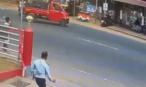 സീബ്രാ ലൈനിലൂടെ റോഡ് മുറിച്ചുകടക്കുന്നതിനിടെ ഗുഡ്‌സ് വാഹനം ഇടിച്ചു തെറിപ്പിച്ചു; വിദ്യാര്‍ത്ഥിനിക്ക് ഗുരുതരപരിക്ക്