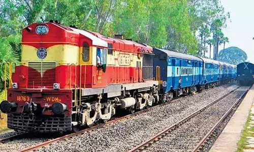 വെള്ളമെടുക്കാന്‍ അച്ഛന്‍ പുറത്തിറങ്ങിയതിന് പിന്നാലെ ട്രെയിന്‍ നീങ്ങി തുടങ്ങി; ചങ്ങലവലിച്ച് ട്രെയിന്‍ നിര്‍ത്തി 19കാരിയായ മകള്‍