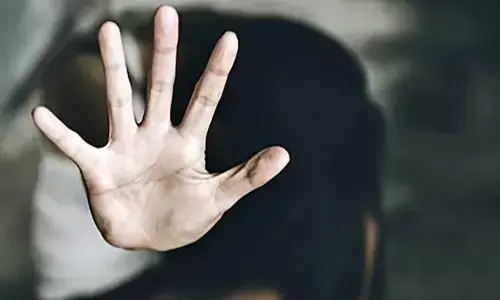 പണത്തിന് വേണ്ടി സ്വന്തം ഭാര്യയെ കൂട്ടുകാർക്ക് വിറ്റ് ഭർത്താവ്; പിന്നാലെ കൂട്ടബലാത്സം​ഗം; ഞെട്ടൽ മാറാതെ ഗ്രാമം; മുഖ്യപ്രതി ഒളിവിലെന്ന് പോലീസ്