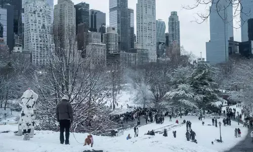 പ്രകൃതിയുടെ താണ്ഡവത്തിൽ വിറങ്ങലിച്ച് ലോക രാജ്യങ്ങൾ; അതിശൈത്യം പിടിമുറുക്കിയ ന്യൂയോർക്കിൽ 18 മരണം; ജപ്പാനിലും സ്ഥിതി അതീവ ഗുരുതരം; കാനഡയിൽ വിമാനങ്ങൾ റദ്ദാക്കി