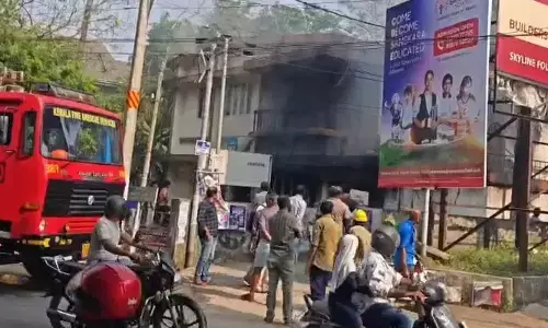 ഇടപ്പള്ളി ഉണിച്ചിറയില്‍ വന്‍ തീപ്പിടിത്തം; വര്‍ക്ക് ഷോപ്പും കാര്‍ അക്‌സസറീസ് കടയും കത്തിനശിച്ചു
