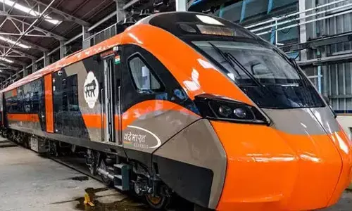 പലയിടത്തും സീറ്റുകൾ കാലി, വന്ദേഭാരതുകൾ ഓട്ടം നിർത്തുന്നു; പുതിയ സർവീസ് നടത്താൻ റെയിൽവേ; ഒക്യുപ്പൻസിയിൽ റെക്കോർഡ് തീർത്ത് കേരളം