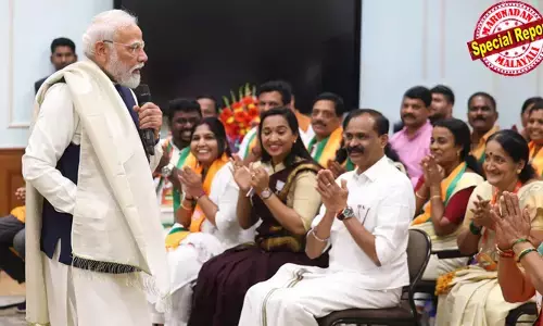 ഭാരതത്തിന്റെ വികസനത്തിന് കേരളം അനിവാര്യം! വി. വി.രാജേഷിനെയും സംഘത്തെയും ചേര്‍ത്തുപിടിച്ച് മോദി; പ്രധാനമന്ത്രിയുടെ വസതിയില്‍ സ്‌പെഷ്യല്‍ ഉച്ചവിരുന്നും വികസന പാഠങ്ങളും; കൗണ്‍സിലര്‍മാരുടെ ചോദ്യങ്ങള്‍ക്ക് ക്യത്യമായ മറുപടി; കേന്ദ്രമന്ത്രിമാരുടെ വക ഭരണപാഠങ്ങളും അത്താഴവിരുന്നും; ഡല്‍ഹിയില്‍ മിന്നിത്തിളങ്ങി അനന്തപുരിയുടെ പ്രതിനിധികള്‍