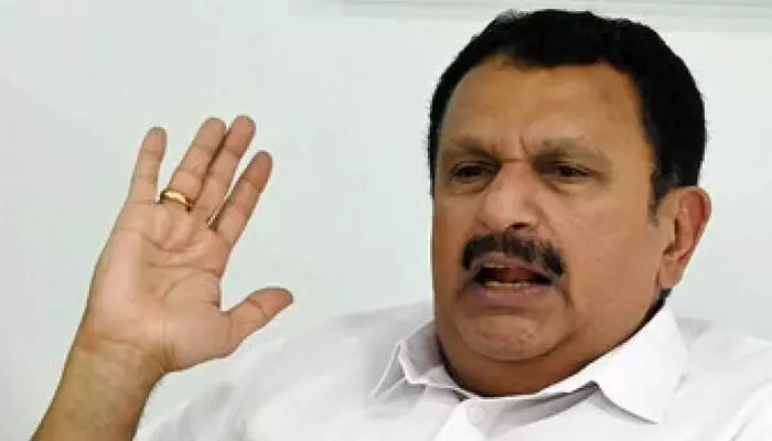 കുറ്റ്യാടിയില് സ്നേഹ തള്ളല് ആയാലും സ്നേഹത്തല്ലല് ആയാലും തിരഞ്ഞെടുപ്പില് ദോഷം ചെയ്യും; ഈ പ്രവണത അവസാനിപ്പിക്കണം; തിരഞ്ഞെടുപ്പ് വിജയമാണ് മുഖ്യം; ചാനലുകളില് മുഖം കാണിക്കാന് വേണ്ടിയുള്ള ഇത്തരം തള്ളലുകളെ ജനം പരിഹസിക്കുമെന്നും കെ.മുരളീധരന് കുറ്റ്യാടിയില് സ്നേഹ തള്ളല് ആയാലും സ്നേഹത്തല്ലല് ആയാലും തിരഞ്ഞെടുപ്പില് ദോഷം ചെയ്യും; ഈ പ്രവണത അവസാനിപ്പിക്കണം; തിരഞ്ഞെടുപ്പ് വിജയമാണ് മുഖ്യം; ചാനലുകളില് മുഖം കാണിക്കാന് വേണ്ടിയുള്ള ഇത്തരം തള്ളലുകളെ ജനം പരിഹസിക്കുമെന്നും കെ.മുരളീധരന്