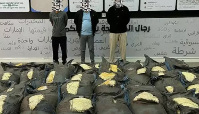 ഓഫീസർമാരുടെ കണ്ണുവെട്ടിക്കാൻ ചോളത്തിനിടയിൽ ഗുളികകൾ; രണ്ട് രാജ്യങ്ങൾ ഒരുമിച്ച് നിന്ന് സംയുക്ത നീക്കം; അന്താരാഷ്ട്ര മയക്കുമരുന്ന് സംഘം വലയിൽ കുടുങ്ങി ഓഫീസർമാരുടെ കണ്ണുവെട്ടിക്കാൻ ചോളത്തിനിടയിൽ ഗുളികകൾ; രണ്ട് രാജ്യങ്ങൾ ഒരുമിച്ച് നിന്ന് സംയുക്ത നീക്കം; അന്താരാഷ്ട്ര മയക്കുമരുന്ന് സംഘം വലയിൽ കുടുങ്ങി