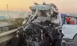 ഒരൊറ്റ ഇടിയിൽ വണ്ടി തകർന്ന് തരിപ്പണമായി; പാഞ്ഞെത്തിയ കാര്‍ ലോറിയിലേക്കും ബൈക്കിലേക്കും ഇടിച്ചു കയറി വൻ അപകടം; ഏഴ് പേര്‍ക്ക് ദാരുണാന്ത്യം; സംഭവം ബെംഗളൂരുവിൽ